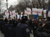 Митингующие с Евромайдана заблокировали вход в Кабмин
