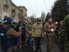 По улицам Донецка на место обстрела троллейбуса ведут 18 пленных силовиков