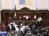 Рада закрыла заседание после того, как оппозиция заблокировала трибуну, требуя отчета Азарова
