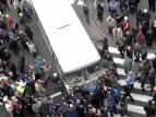 В Харькове митингующие атаковали автобус со спецназом