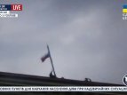 У Луганской ОГА пророссийские митингующие сожгли снятый со здания украинский флаг