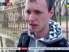 В Черновцах евромайдановцы закрашивают российские триколоры