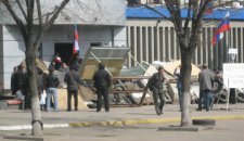 заблокированное здание СБУ в Луганске