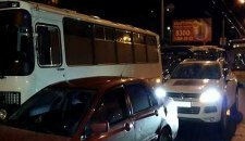 На проспекте Победы активисты Автомайдана заблокировали автобусы с "Беркутом"