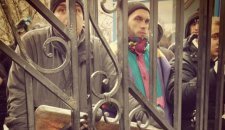 Демонстранты с Майдана забаррикадировались в Михайловском соборе и не пускают туда "Беркут"