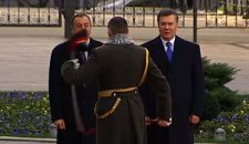 Во время встречи Януковича и Алиева военнослужащий роты почетного караула потерял фуражку