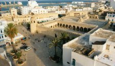 На пляже популярного курорта Туниса подорвался террорист-смертник