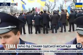 [фото] В Одессе митинг сторонников Евромайдана и Антимайдана у горсовета собрал уже около двух сотен человек