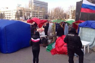 [фото] В Донецке коммунальщики демонтировали часть палаток пророссийски настроенных митингующих