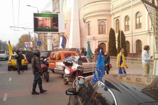 [фото] Кивалов уверил Автомайдан, который пикетировал его дом в Одессе, что увольнение судей не в его компетенции