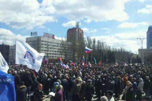 [фото] В Донецке около 600 участников пророссийского митинга направились к горсовету