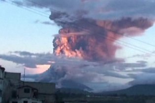 [фото] В Эквадоре вулкан выбросил столб пепла