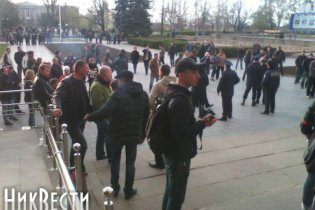 [фото] В Николаеве участники пророссийского митинга штурмуют облгосадминистрацию