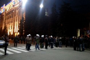 [фото] В Харькове пророссийские митингующие усиливают блокаду ОГА и намерены штурмовать СБУ