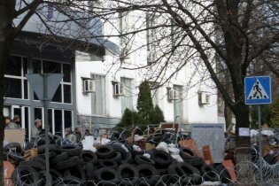 [фото] В Донецке правоохранители не могут войти в якобы оставленное пророссийскими митингующими здание СБУ