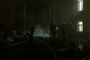 [фото] В Киеве горит офис Коммунистической партии Украины