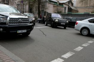 [фото] Кандидаты в президенты Тимошенко и Порошенко ездят с кортежем и нарушают ПДД, - СМИ