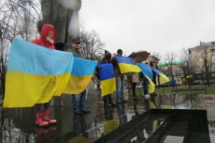 [фото] В Луганске более 200 человек вышли на митинг за единство Украины