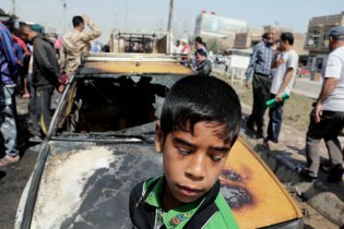 [фото] На востоке Багдада в результате двух взрывов погибли по меньшей мере 24 человека