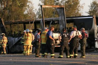 [фото] В Калифорнии при столкновении грузового автомобиля и автобуса погибли 9 студентов