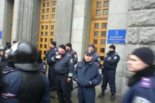[фото] В Харькове из-за беспорядков закрыли две станции метро