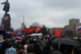 [фото] Пророссийские митингующие обвинили ультраправых в провокациях во время митинга в Харькове