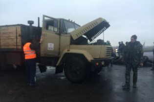 [фото] На подъезде к Славянску митингующие задержали грузовик с боекомплектами для установок "Град"
