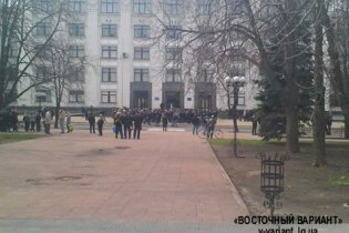 [фото] В Луганске группа митингующих направилась штурмовать ОГА, из здания эвакуированы все сотрудники