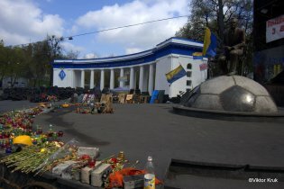 [фото] В Киеве на Грушевского положили новую брусчатку и отреставрировали колоннаду стадиона "Динамо"