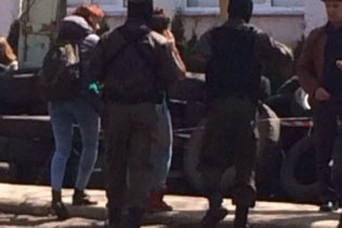 [фото] В районе воинской части в Мариуполе началась перестрелка, 5 человек ранены