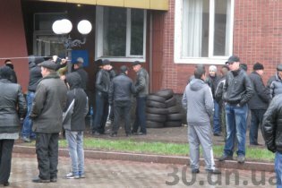 [фото] В Енакиево пророссийские митингующие заблокировали шинами входы в исполком