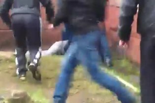 [фото] Видео с упавшим со второго этажа в Горловке митингующим