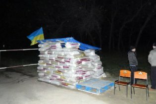 [фото] Жители Сватово Луганской области ночью блокировали въезд в Россию