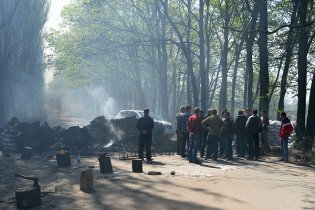 [фото] Пророссийские митингующие вернули контроль над блокпостами в Славянске