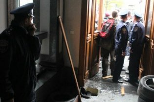 [фото] В Тернополе местные жители взяли штурмом здание горсовета