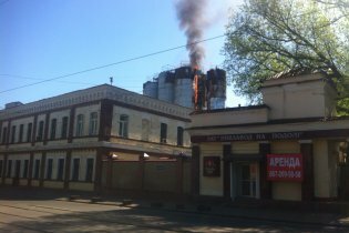 [фото] В Киеве горит "Пивзавод на Подоле"