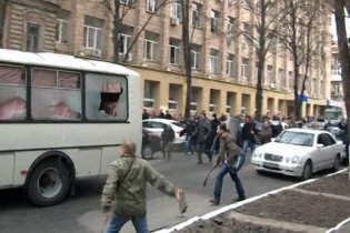 [фото] Правоохранители задержали одного из нападавших на милицейский автобус в Харькове 8 апреля