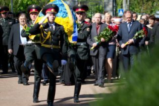 [фото] Руководство страны возложило цветы к мемориальному кургану "Героям Чернобыля"