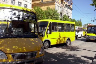 [фото] Перевозчики Кировограда заблокировали центр города, требуя повышения тарифов на проезд в маршрутках