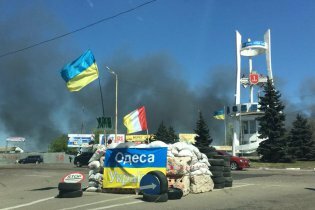 [фото] В Одесі горіли склади поруч з газовою станцією, де заправлявся автомобіль