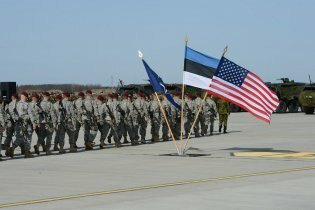 [фото] В Эстонию прибыли 150 солдат военно-десантной дивизии США