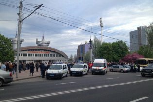 [фото] В Донецке начался митинг сторонников единой Украины возле РСК "Олимпийский"