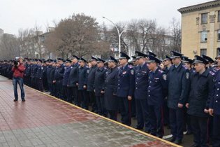 [фото] К зданию Луганской ОГА стягиваются отряды милиции