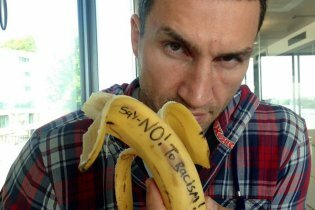 [фото] Кличко съел банан в знак протеста против расизма