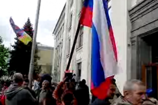 [фото] Над зданием Луганской ОГА появился российский флаг