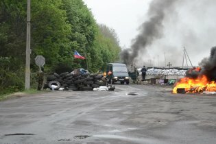 [фото] Славянск, горящие покрышки возле блокпоста