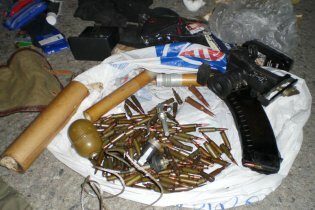 [фото] В Днепропетровской обл. сотрудники ГАИ изъяли около 160 патронов и гранату РГД-5