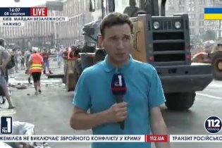 [фото] На Майдане коммунальщики разбирают баррикады