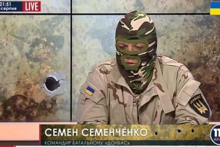 [фото] Комбата "Донбасса" Семена Семенченко на вертолете доставят в больницу Днепропетровска