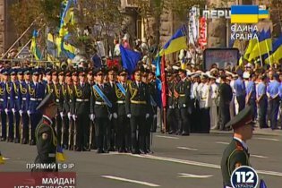 [фото] В Киеве на Крещатике проходит военный парад